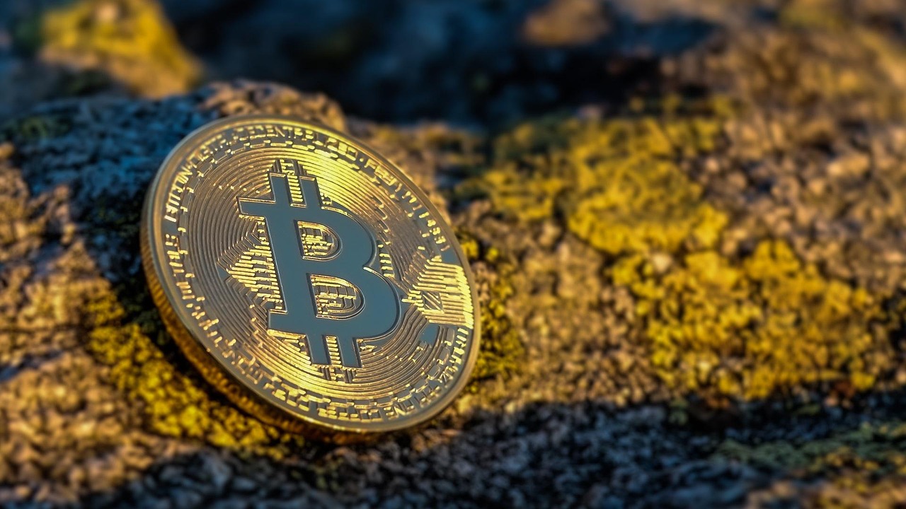鲍威尔粉碎降息希望、美股遭遇猛烈抛售！比特币一度逼近8.3万美元